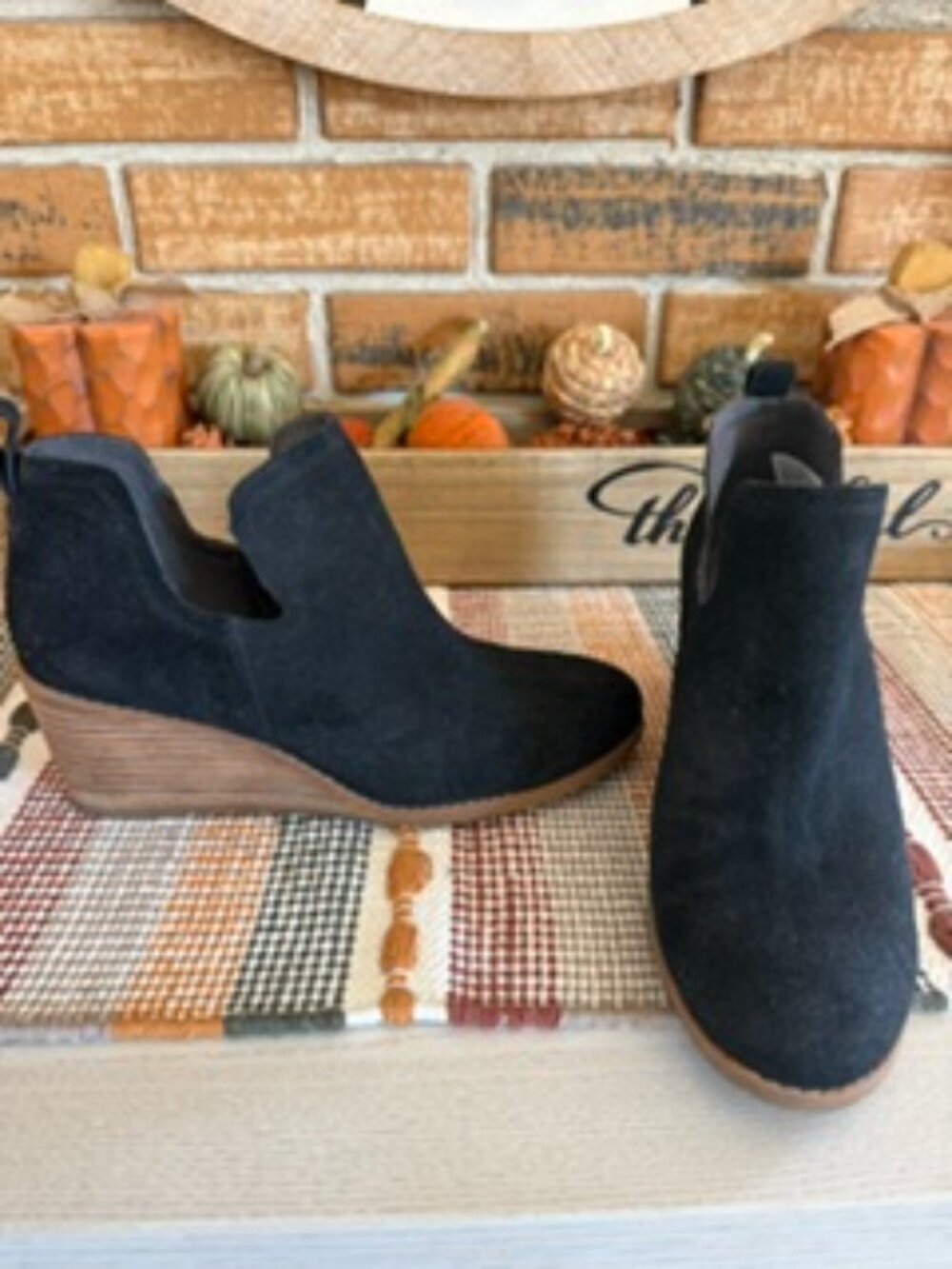 Tom's Women's black suede wedge bootie size 7.5